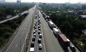 Cao tốc TP HCM - Long Thành ùn tắc 10 km vì xe container chết máy