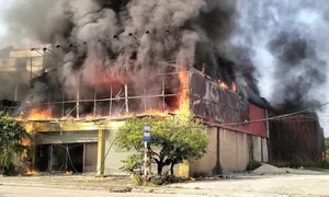 Kho gỗ 400 m2 ở Bắc Giang cháy ngùn ngụt