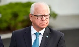 Phó tướng bà Harris chỉ trích tiền thưởng của Elon Musk